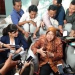 Wali Kota Risma bersama Sekjen PSSI Ratu Tisha Destria saat memberikan keterangan kepada awak media. foto: YUDI A/ BANGSAONLINE