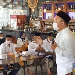 Cawabup Gresik, dr. Asluchul Alif saat launching Optik Jasa Lensa Apsari di Kecamatan Cerme. foto: ist.