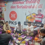 Ketua PKS Jatim Irwan Setiawan saat mengunjungi Posko Mudik Dr Salim yang diinisiasi PKS. foto: ist.