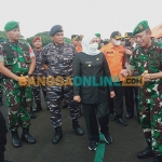 Gubernur Jawa Timur, Khofifah Indar Parawansa, saat melakukan peninjauan di Lapangan Kodam V Brawijaya. Foto: DEVI FITRI AFRIYANTI/BANGSAONLINE