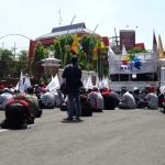 Ratusan buruh PT. Smelting saat menggelar demo dan istighosah di depan kantor DPRD Gresik. foto: SYUHUD/ BANGSAONLINE