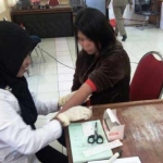 Salah satu PSK yang terjaring razia menjalani tes darah.