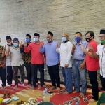 Para mantan anggota DPRD Gresik saat menyatakan dukungan ke pasangan Gus Yani dan Bu MIn. foto: ist.