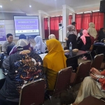 Para pelaku usaha saat mengikuti Bimbingan Teknis Sistem Informasi Industri Nasional (SIINAS) dengan mengundang narasumber dari Disperdagin Provinsi Jawa Timur, Kamis-Jumat (27-28/4/2024).