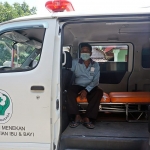 Ambulans saat menjemput salah satu lansia untuk disuntik vaksin Covid-19 di Puskesmas. Foto: Ist 