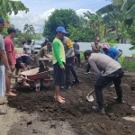Anggota Polres Probolinggo gotong royong bersama warga memperbaiki jalan rusak yang sempat heboh.