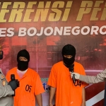 Polres Bojonegoro saat menunjukkan tersangka. (foto: ist)