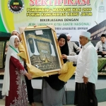 Dr KH Asep Saifuddin Chalim, MA menerima cinderamata dari peserta Sertifikasi Pembimbing Manasik Haji 2019 di Gust House Institut KH Abdul Chalim Pondok Pesantren Amanatul Ummah Pacet Mojokerto Jawa Timur, Rabu (13/11/2019). foto: BANGSAONLINE.com