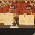 Direktur Utama Petrokimia Gresik Dwi Satriyo Annurogo bersama Kapolda Jawa Tengah Irjen Pol Ahmad Luthfi saat menunjukkan nota kesepahaman yang sudah diteken. foto: ist.