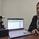 Hani’ah Mahmudah tunjukkan pengambilan data visual jalan rusak dibantu sensor kamera yang terpasang di kendaraan yang kemudian diolah dengan edge device berbasis AI. (Ist)