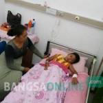 Salah satu pasien DBD saat dirawat di rumah sakit Mojowarno. foto: rony suhartomo/ BANGSAONLINE