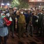 Iti Jayabaya (memegang megaphone), Ketua DPD Partai Demokrat Provinsi Banten bersama loyalis AHY menggeruduk hotel tempat acara peringatan HUT Partai Demokrat kubu Moeldoko. Mereka memprotes kegiatan acara tersebut. foto: istimewa.