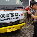 Kapolres Jember AKBP Kusworo Wibowo saat memberangkatkan truk distribusi logistik.