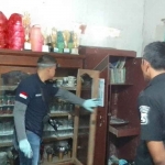 Petugas kepolisian saat melakukan penyelidikan di rumah korban yang berada di Desa Bago, Kecamatan Besuk, Probolinggo. Foto: Ist.