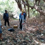 Pegawai BPN Kota Pasuruan mengukur luas tanah untuk proyek pembangunan pengendali Banjir Kali Welang kabupaten dan kota Pasuruan.