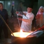 Damhudi, Ketua KPU Pacitan saat melakukan kegiatan pemusnahan surat suara rusak. foto: YUNIARDI S/ BANGSAONLINE