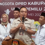 Ketua DPC Gerindra Asluchul Alif didampingi Sekretaris Nur Saidah dan Bendahara Lutfi Dhawam saat memberikan keterangan pers. Foto: SYUHUD/ BANGSAONLINE