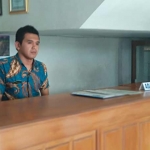 Sigit, salah seorang petugas hotel di Pacitan. foto: YUNIARDI S/ BANGSAONLINE