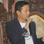 Bupati Arifin saat menyampaikan sambutan di hadapan para investor di paringgitan pendopo Trenggalek. foto: Herman/ BANGSAONLINE