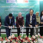 Pemotongan pita sebagai simbolis peluncuran program Double Degree oleh perwakilan Manajemen Bisnis ITS dan University of the West of England Bristol. (Ist)