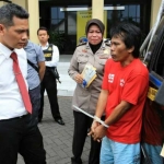 Kasat Reskrim didampingi Kasubbag Humas Polrestabes Surabaya saat menginterogasi tersangka Curanmor di Mapolrestabes.