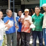 Ketua KWG M. Syuhud Almanfaluty (paling kiri) ketika membagikan hewan kurban. foto: ist