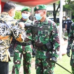 Wali Kota Kediri Abdullah Abu Bakar memberi salam komando kepada Danrem 082/Citra Panca Yudha Jaya Kolonel Inf. M. Dariyanto disaksikan Letkol Kav Dwi Agung Sutrisno dan Letkol Inf Rully Eko Suryawan (kanan). foto: ist.