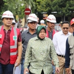 Wali Kota Risma bersama rombongan berjalan kaki dari depan proyek Terminal Joyoboyo menuju kawasan dekat Polsek Wonokromo, untuk melihat langsung titik lokasi yang nantinya akan dibangun jembatan penghubung dari TIJ ke KBS.