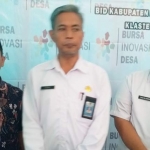 Plt. Kepala DPMD Soni (tengah) didampingi Ketua Pelaksana Bursa Inovasi Desa Abdul Manaf memberikan penjelasan kepada media. foto: FAUZI/ BANGSAONLINE