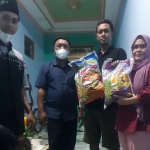 Salah satu KPM BPNT di Desa Morowudi, Kecamatan Cerme, mendapatkan beras pengganti yang lebih layak. foto: ist.