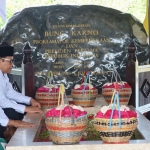 Gus Muhaimin bersama sejumlah elit PKB saat ziarah ke Makam Bung Karno di Blitar. Foto: Ist