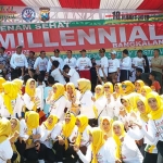 Bupati Bangkalan R. Abdul Latif Imron saat foto bersama Kapolres Bangkalan AKBP Boby P Tambunan bersama Forpimda lain, serta ibu-ibu Bhayangkari usai senam bersama di Stadion Gelora Bangkalan, Ahad (10/3). Foto: AHMAD FAUZI/BANGSAONLINE