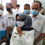 Bupati Jombang Hj. Mundjidah Wahab saat diwawancarai wartawan usai rapat di Ruang Swagata. (foto: AAN AMRULLOH/ BANGSAONLINE)