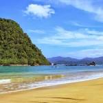 Salah satu wisata andalan Banyuwangi, Pantai Pulau Merah.