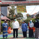 KUNJUNGAN: Bambang Haryo Soekartono (BHS) mengunjungi Kampung Edukasi Sampah, Sabtu (20/6). foto: MUSTAIN/ BANGSAONLINE
