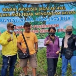 Enam jurnalis saat mendeklarasikan Forum Jurnalis Hijau (FJH) di kawasan hutan lereng Gunung Wilis, tepatnya di kawasan hutan milik Perhutani di Goliman, Kecamatan Banyakan, Kabupaten Kediri, Sabtu (17/10). foto: muji harjita/ bangsaonline.com