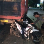 Seorang petugas di Kediri saat menangani kecelakaan lalu lintas. Foto: Ist