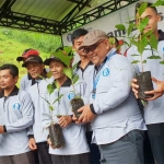 Kepala BI Kediri Djoko Raharto bersama para petani saat membawa bibit kopi yang akan ditanam di bukit perkemahan Jurang Senggani.
