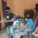 Warga RT 01 RW 03 Keluarahan Semampir, Kota Kediri saat antre menerima bantuan dari Relawan COvid-19. (foto: MUJI/ BANGSAONLINE)