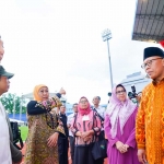 Gubernur Khofifah saat meninjau lokasi pelaksanaan Mujahadah Kubro 1 Abad NU di Stadion Gajayana, Kota Malang.
