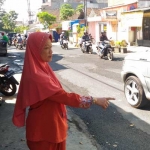 Warga Bandulan menunjukkan jalan yang telah diperbaiki.