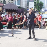 Wali Kota Kediri Abdullah Abu Bakar saat mencoba membunyikan pecut di area Car Free Day Jalan Dhoho. foto: ist.