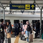Suasana naik turun penumpang di salah satu stasiun kereta api.
