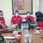 Ketua PDIP Gresik Mujid Riduan didampingi Sekretaris Noto Utomo saat rapat persiapan rakercab dan peringatan Bulan Bung Karno. (foto: SYUHUD/ BANGSAONLINE)