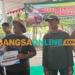 Bupati Kediri, Hanindhito Himawan Pramana, saat menyerahkan bantuan secara simbolis kepada kelompok tani. Foto: MUJI HARJITA/BANGSAONLINE