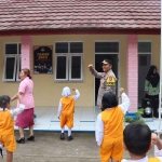 Kapolres bersama ketua YKB Ngawi saat di TK Kemala bhayangkari