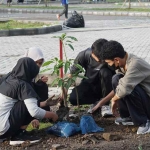 Para mahasiswa baru ITS turut menanam bibit pohon buah di area Saante Lebak, Science Techno Park (STP) ITS pada kegiatan Gugur Gunung 8.0. (Ist)