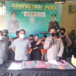 Kapolres Tanjung Perak Surabaya AKBP Anton Elfrino Trisanto didampingi Kasat Reskrim Polres Pelabuhan Tanjung Perak Surabaya, AKP Giadi Nugraha saat jumpa pers