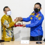 Ketua Komisi A DPRD Kabupaten Lamongan, Ali Makhfudl (kiri) saat menyerahkan cenderamata mata kepada Kepala Satpol PP Kota Kediri, Eko Lukmono. foto: ist.