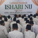 Festival hadrah digelar sebagai rangkaian acara Haul Mbah Noloyudho Desa Sumberrejo, Kecamatan Manyar di masjid desa. Foto: SYUHUD/ BANGSAONLINE